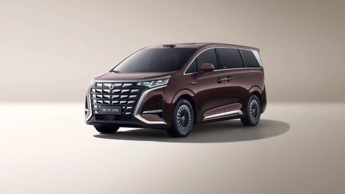 Denza D9 DM-i goes global – PHEV luxury MPV, 353 PS, 210 km WLTP EV range, 559 kW Flash Charging
