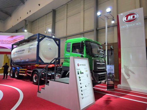 UD Trucks Serahkan 9 Unit Quester Euro 5 ke SMTK di GIIAS 2025