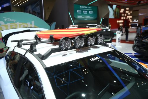 VinFast, VinFast VF7, VinFast Pamerkan VF7 Disney Edition di GIIAS 2025, Hapus Image Taksi di Indonesia
