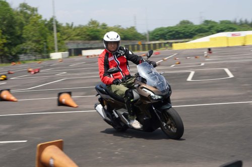 Honda, Menjajal New Honda ADV160: Skutik SUV Premium yang Canggih