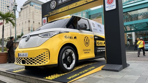 Pria Jerman Ini Keliling Dunia Pakai Mobil Listrik VW ID. Buzz
