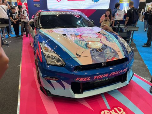 MaxDecal dan SekuyaEVOS Padukan Otomotif, Esports, dan Anime di IMX 2025