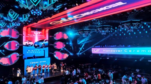 Puluhan Konsumen Mobil Listrik AION UT Resmi Terima Unit