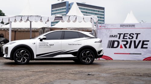 Pengunjung IIMS Kepincut Mobil Listrik Lumin, Begini Komentarnya