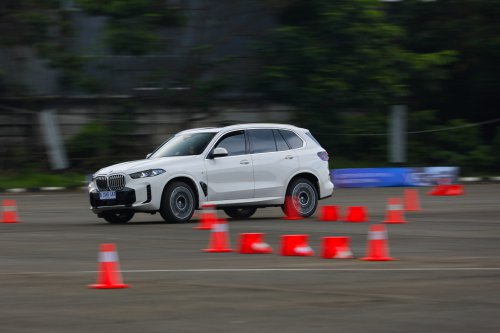 BMW | Ngabuburit Bareng BMW, Belajar Teknik Mengemudi yang Benar
