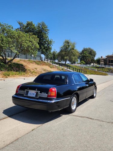 Lincoln, You Can Buy This Lincoln Town Car Reskinned With Chinese Domestic Market Parts From a Bygone Era