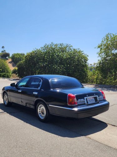Lincoln, You Can Buy This Lincoln Town Car Reskinned With Chinese Domestic Market Parts From a Bygone Era