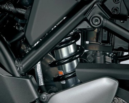 Suzuki’s Gorgeous, Affordable New Bike Boasts the Best of Both Worlds