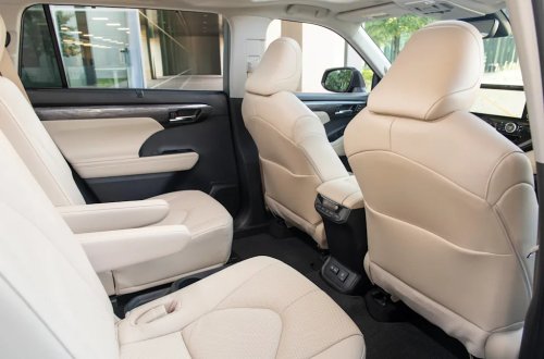Toyota, I Drove the 2026 Toyota Highlander. Should You Get One Before It Turns Electric?
