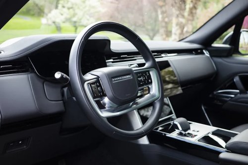 Range Rover SE Plug-In Hybrid Review: Extraordinarily Capable, Just Shy About It