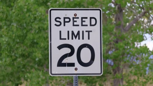 Do Speed Limit Signs On Private Roads Have To Follow Federal Rules?