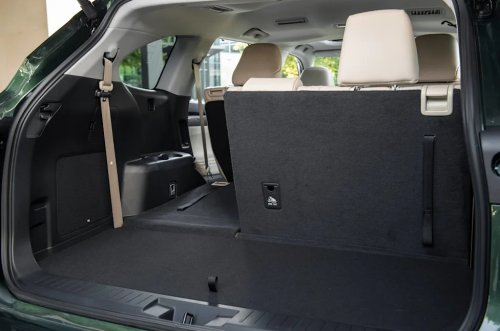 Toyota, I Drove the 2026 Toyota Highlander. Should You Get One Before It Turns Electric?