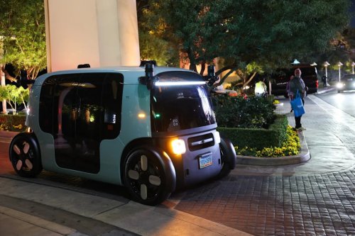 Robotaxi, Robotaxi firm Zoox issues recall after vehicle drives into smoke near Vegas fire scene