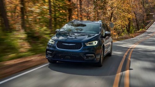 Battery, Chrysler Pacifica Hybrid Owners Told to Park Outside After Battery Fires