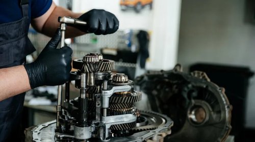 Who Invented The Manual Transmission & Which Was The First Car To Use It?