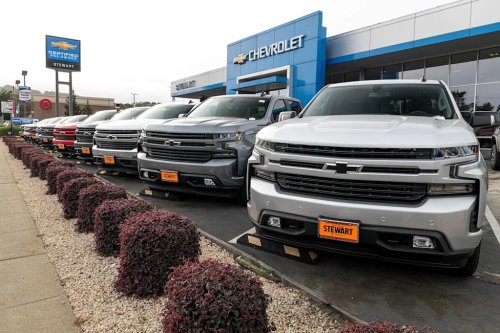 New Car Buyers Should Wait Until December, Expert Says