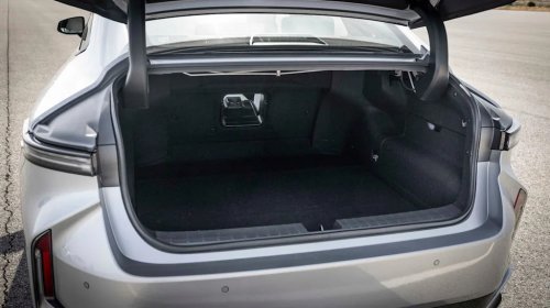 Tested: The Lexus ES 350h Hybrid Wonders What the Big Hurry Is