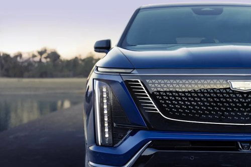 GM, SEAT, GM Halts Vistiq Sales and Recalls Nearly 15,000 SUVs for Seat Entrapment Risk