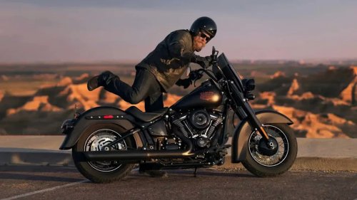 Harley-Davidson Deadwood Is A Retrotastic Stripped-Down Tourer Loaded With Tech