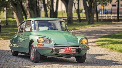 What Was The First Car To Come With Factory Standard Disk Brakes?