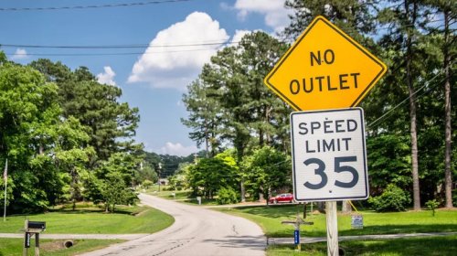 What Do 'No Outlet' Signs Mean, And Are They Different From Dead Ends?