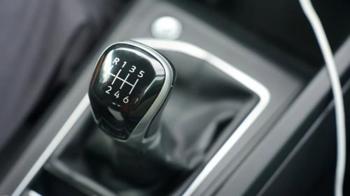 Here's Why Manual And Automatic Transmission Fluid Aren't Interchangeable