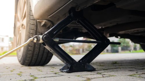Hydraulic Vs. Screw Jacks: What's The Difference Between These Mechanic Tools?