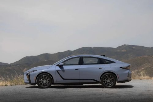 For 2026, Lexus Reinvented the ES Hybrid Without Abandoning Its Core Qualities