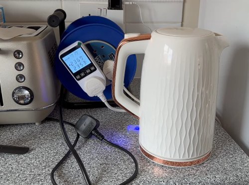 Leapmotor, YouTuber Powers His Entire House for 24 Hours Using a Leapmotor EV