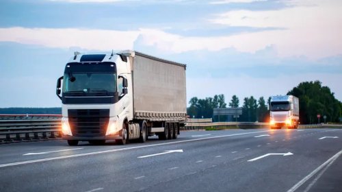 Here's Why Semi-Truck Drivers Will Flash Their Lights