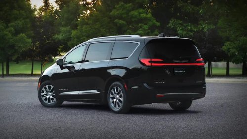 Chrysler Pacifica Hybrid Owners Told to Park Outside After Battery Fires