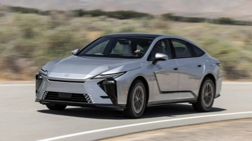 Tested: The Lexus ES 350h Hybrid Wonders What the Big Hurry Is