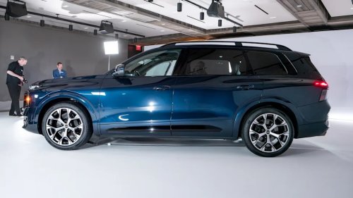 Audi, I just saw the upcoming 2027 Audi Q9 and SQ9 — and they project turn signals onto the road