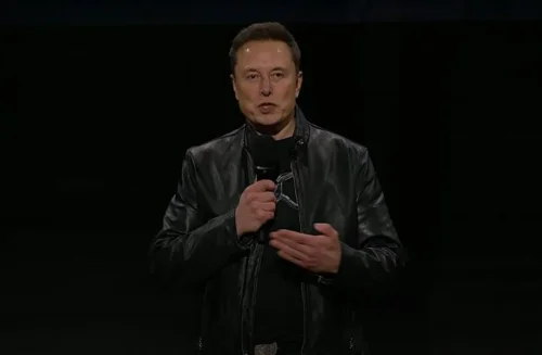 Tesla, Tesla CEO Musk Expects Expansion of Self-Driving Cars Without Monitors in 2026