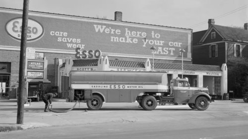 Should You Avoid Filling Up Your Gas Tank When A Fuel Truck Is At The Station?