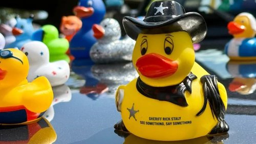 Jeep, Florida Sheriff Joins Jeep Show and Takes Part in a Tradition Only Jeep Owners Understand