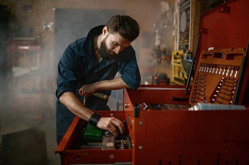 Mechanic Warns Drivers About Common Repair Scam, Dishonest Technicians: ‘Thief With a Toolbox’
