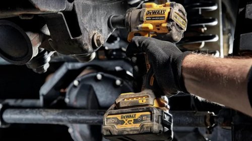 5 super-affordable DeWalt tools I always keep in my trunk