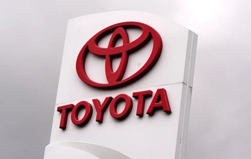 Toyota recalls 655K Camrys over display error that may deactivate turn signals and other indicators