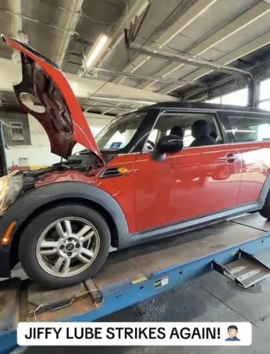 MINI, Mechanic Blames Jiffy Lube for Missing Gasket on Mini Cooper After Oil Change