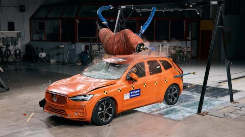 Volvo, Volvo XC60, Volvo XC60 crashes into a 793-pound moose dummy