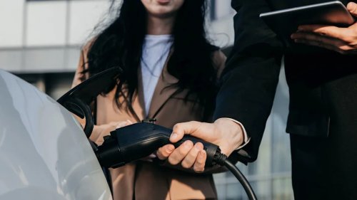 US buyers see new cars hit $50,089 while EV prices fall, shrinking the cost gap