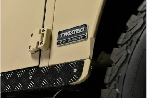 Land Rover, Rover, Ferrari, Land Rover’s OG Defender Stuns After a Classic Ferrari Treatment