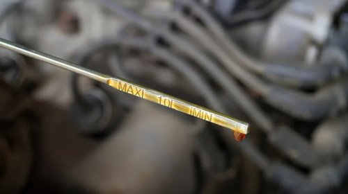When The Oil Light Turns On, How Long Is It Safe To Keep Driving?