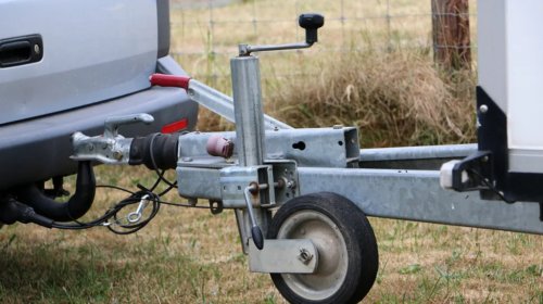 Here's How To Safely Brake While Towing (With And Without Trailer Brakes)