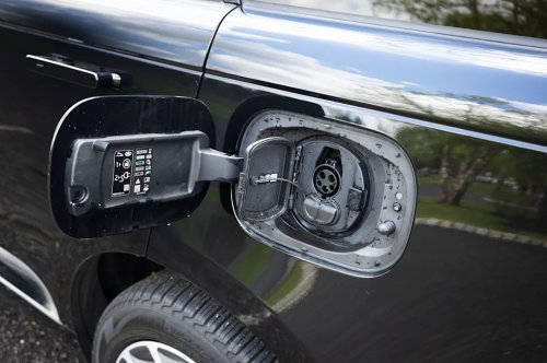 Range Rover SE Plug-In Hybrid Review: Extraordinarily Capable, Just Shy About It