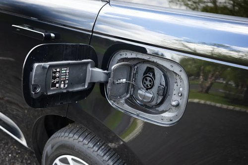 Range Rover SE Plug-In Hybrid Review: Extraordinarily Capable, Just Shy About It