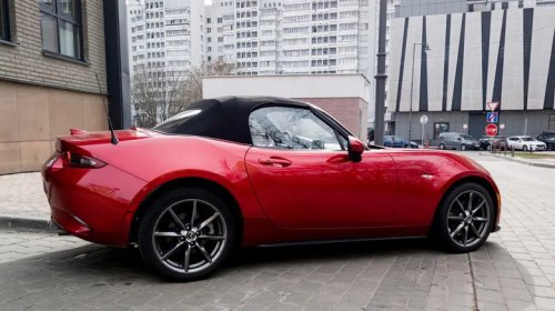4 Driving Skills A Manual Car Teaches You That An Automatic Won't