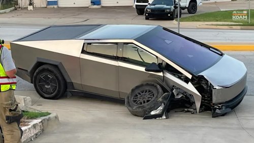 Tesla, Cybertruck, Tesla Cybertruck Takes Out a Light Pole, Left With Missing Tire and Bruised Ego