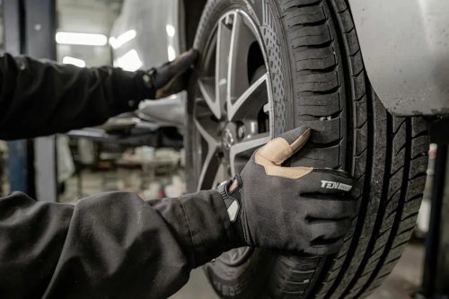 This Mechanic Says He Deliberately Damages Discarded Tires Before Removing Them